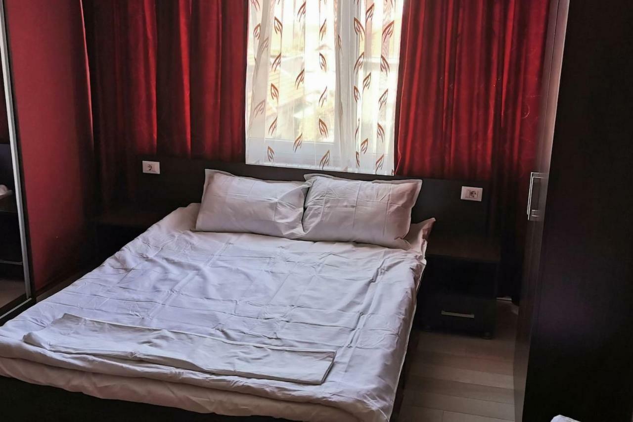 Luxury Apartment With Two Bedrooms And Large Living Room, 100 Square Meters, City Center Oradea Buitenkant foto