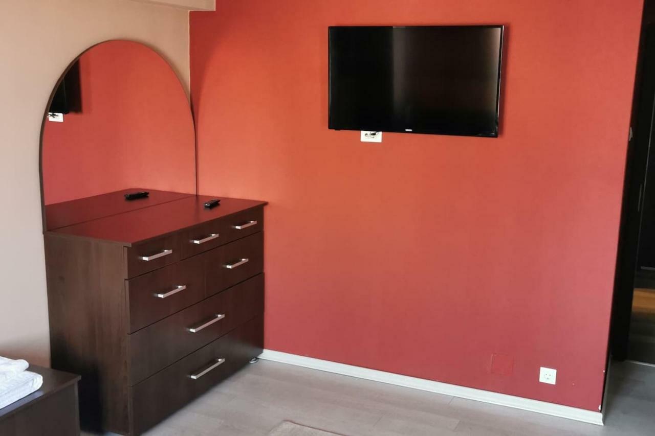 Luxury Apartment With Two Bedrooms And Large Living Room, 100 Square Meters, City Center Oradea Buitenkant foto