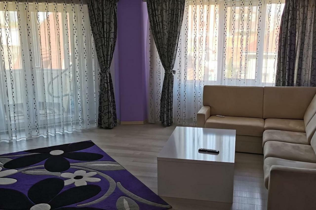 Luxury Apartment With Two Bedrooms And Large Living Room, 100 Square Meters, City Center Oradea Buitenkant foto
